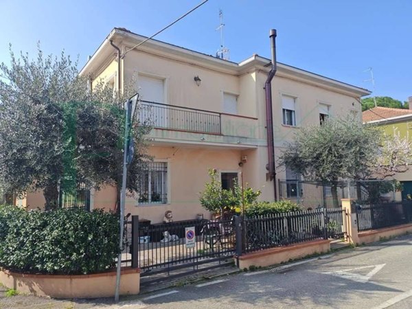 casa indipendente in vendita a Rimini in zona Lagomaggio
