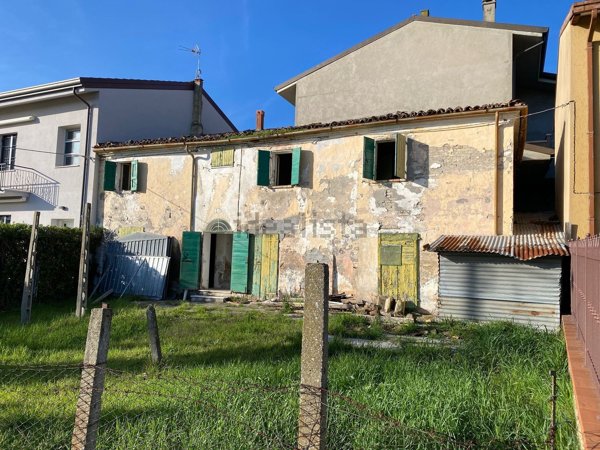 pentavano in vendita a Rimini in zona San Lorenzo in Correggiano