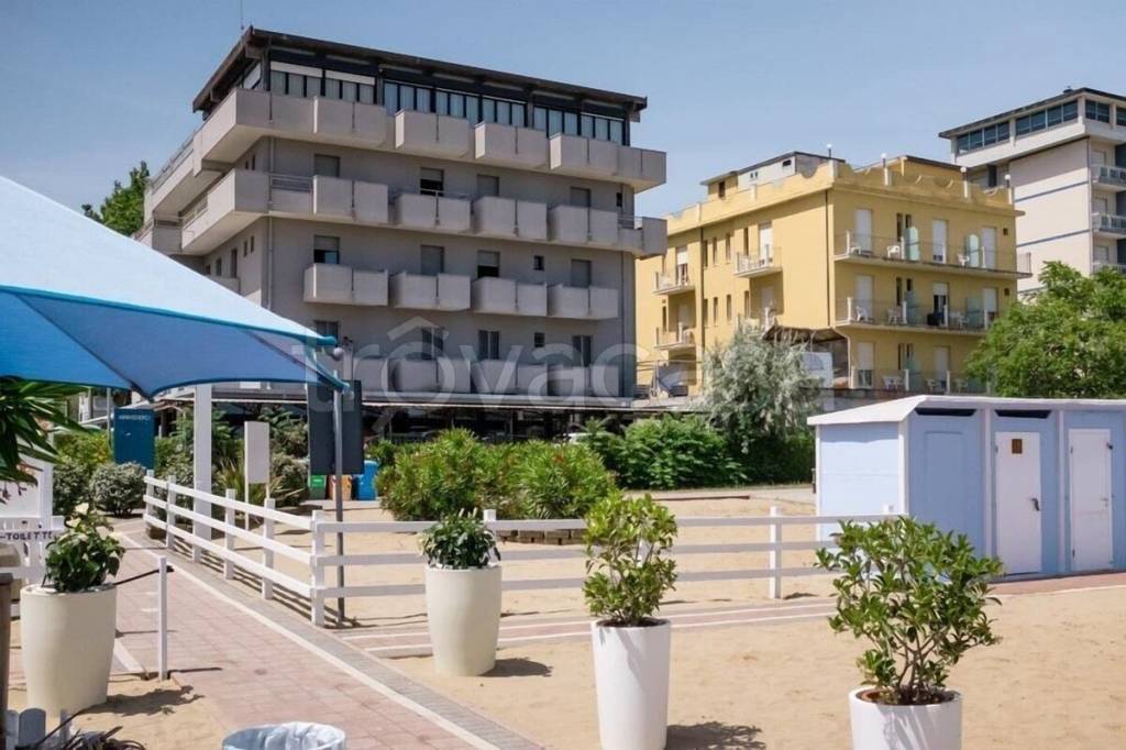 negozio in vendita a Rimini in zona Miramare di Rimini