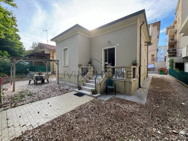 casa indipendente in vendita a Rimini in zona Miramare di Rimini