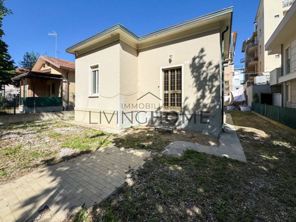 casa indipendente in vendita a Rimini in zona Miramare di Rimini