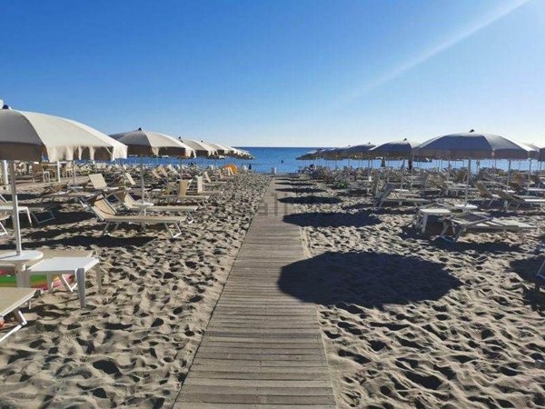 negozio in vendita a Rimini in zona Miramare di Rimini