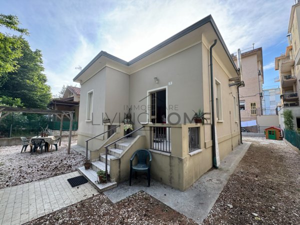 casa indipendente in vendita a Rimini in zona Miramare di Rimini