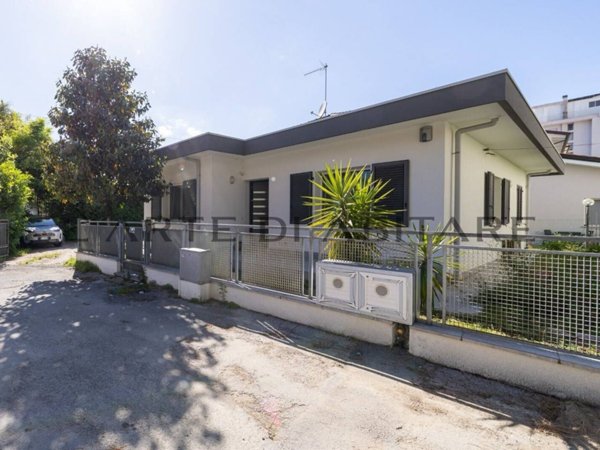 casa indipendente in vendita a Rimini in zona Bellariva