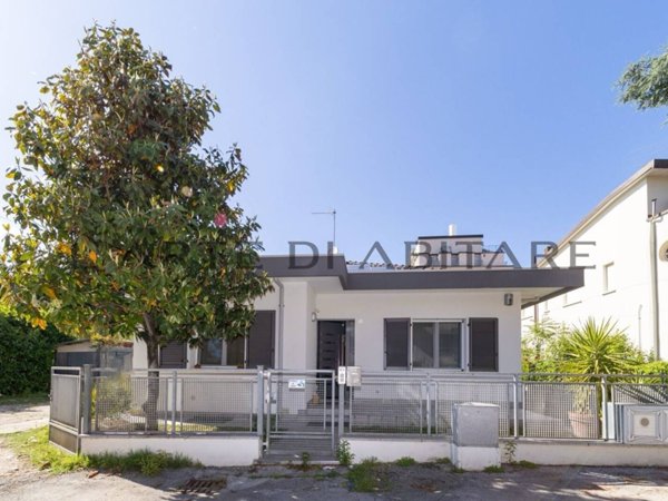 casa indipendente in vendita a Rimini in zona Rivazzurra