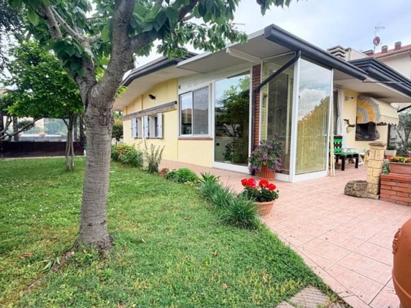 casa indipendente in vendita a Rimini in zona Torre Pedrera