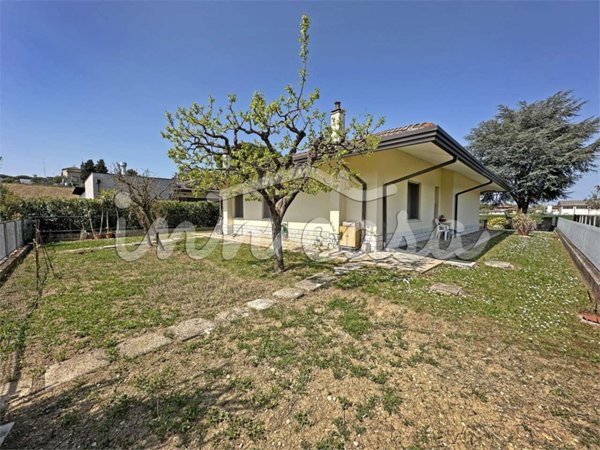 casa indipendente in vendita a Rimini in zona Corpolò