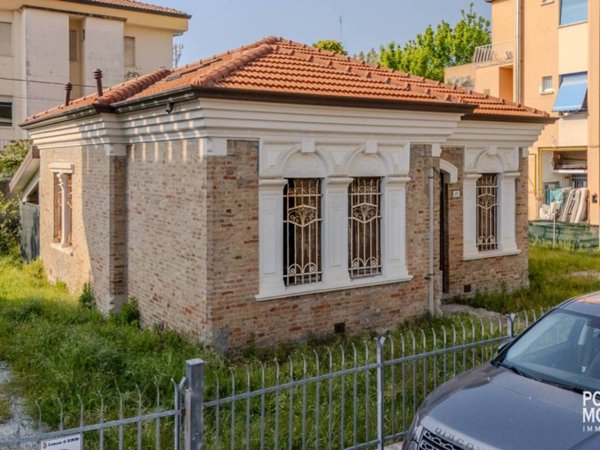 casa indipendente in vendita a Rimini in zona Rivazzurra