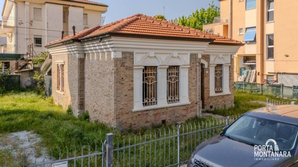 casa indipendente in vendita a Rimini in zona Marebello