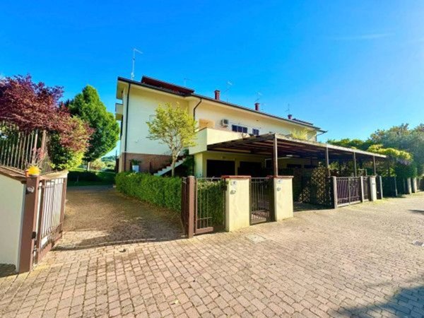 casa indipendente in vendita a Rimini in zona Corpolò