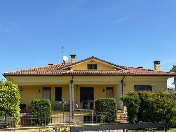 casa indipendente in vendita a Rimini in zona Viserba