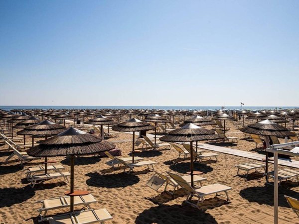 negozio in vendita a Rimini in zona Miramare di Rimini