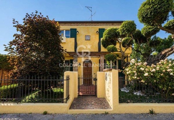 casa indipendente in vendita a Rimini in zona Viserba