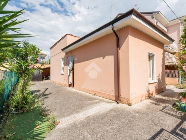 casa indipendente in vendita a Rimini in zona Lagomaggio
