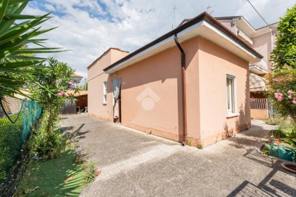 casa indipendente in vendita a Rimini in zona Lagomaggio