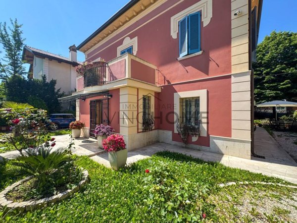 casa indipendente in vendita a Rimini in zona Viserba