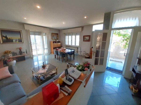 casa indipendente in vendita a Rimini in zona Miramare di Rimini
