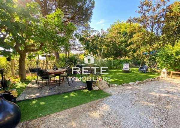 casa indipendente in vendita a Rimini in zona Corpolò