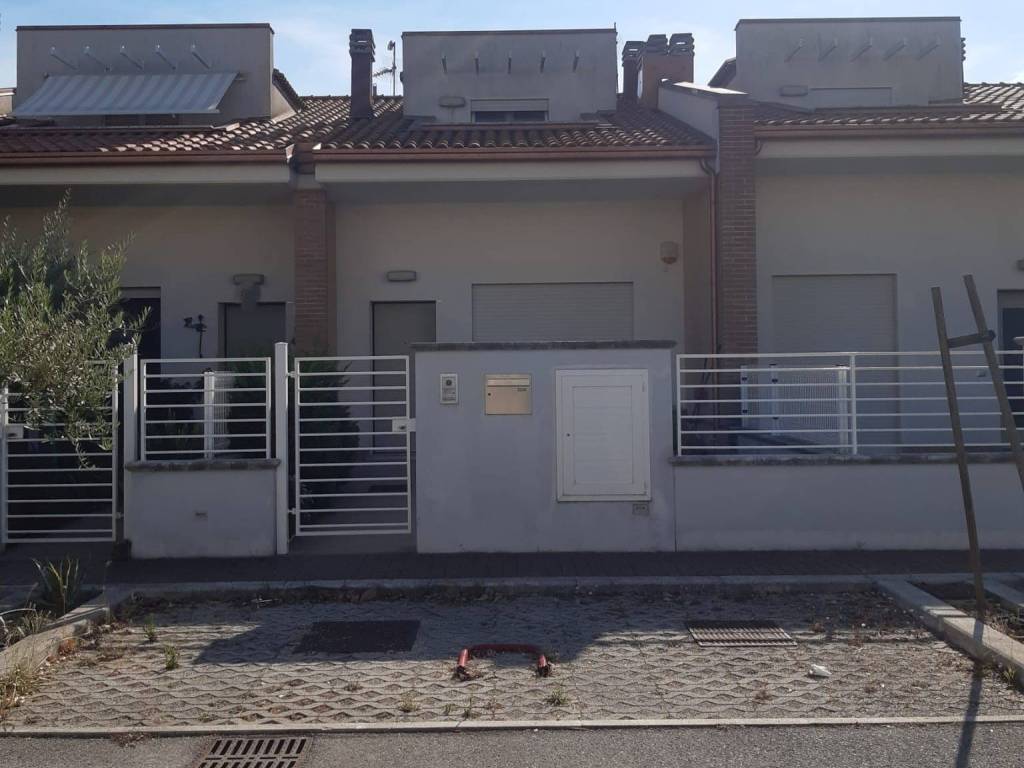 casa indipendente in vendita a Rimini in zona Spadarolo