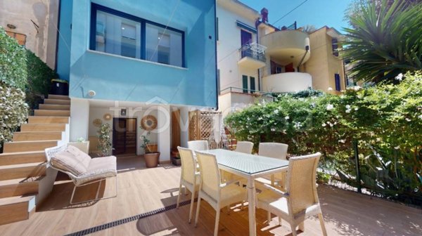 casa indipendente in vendita a Rimini in zona Marina Centro