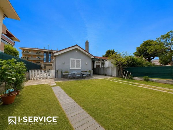casa indipendente in vendita a Rimini in zona Rivazzurra