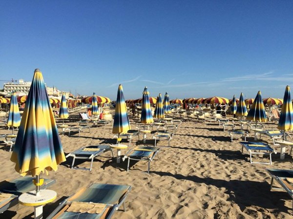 negozio in vendita a Rimini in zona Rivazzurra