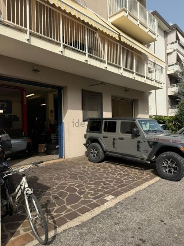 locale commerciale in vendita a Rimini