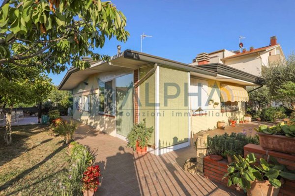 casa indipendente in vendita a Rimini in zona Celle