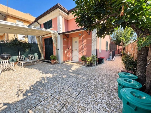 casa indipendente in vendita a Rimini in zona Miramare di Rimini