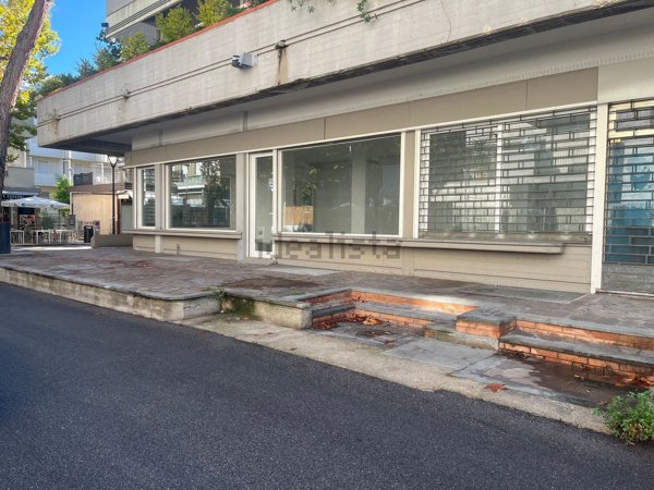 negozio in vendita a Rimini in zona Miramare di Rimini