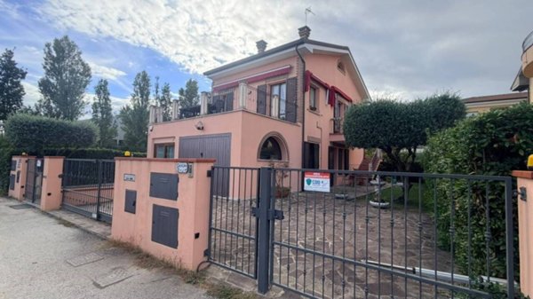 casa indipendente in vendita a Rimini