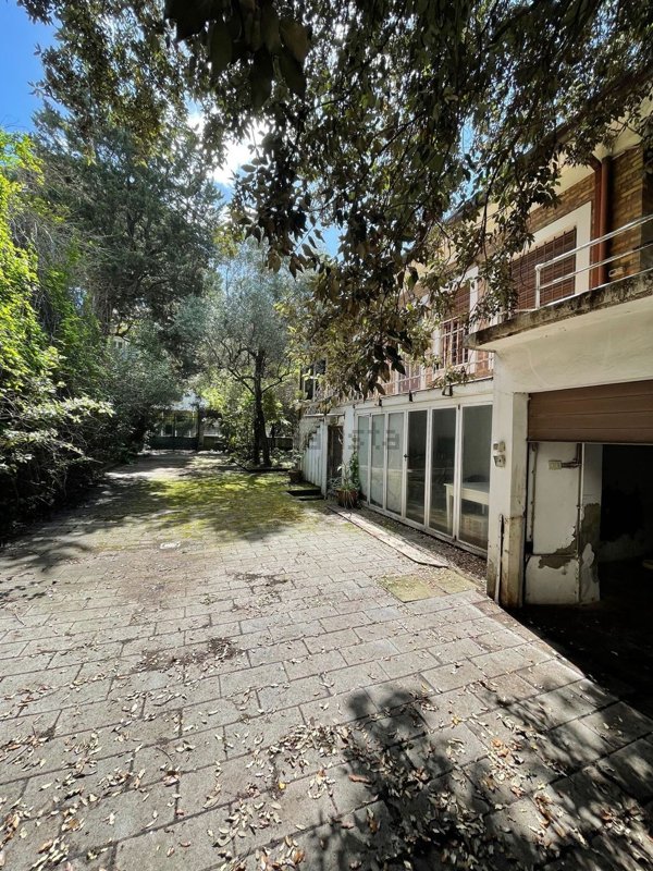 casa indipendente in vendita a Rimini in zona Miramare di Rimini