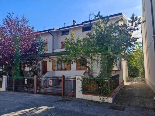 casa indipendente in vendita a Rimini in zona Lagomaggio