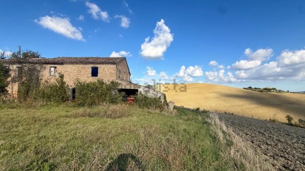 esavano in vendita a Saludecio in zona Santa Maria del Monte