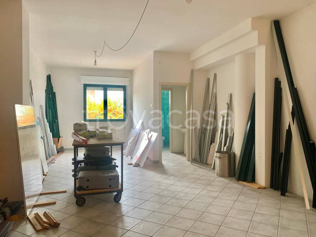 negozio in vendita a San Clemente in zona Sant'andrea in Casale