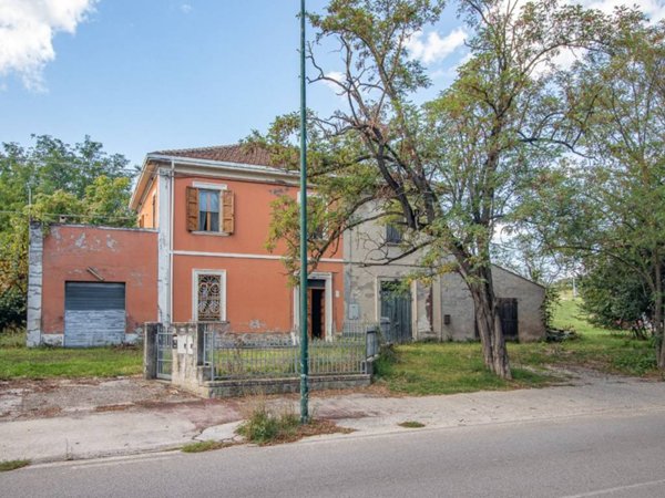casa indipendente a San Giovanni in Marignano in zona Santa Maria in Pietrafitta