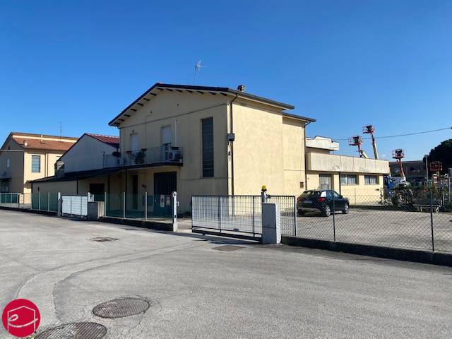 locale commerciale in vendita a Santarcangelo di Romagna
