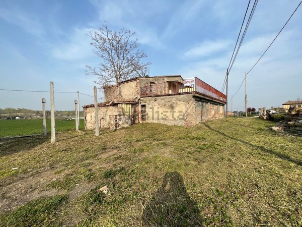 pentavano in vendita a Santarcangelo di Romagna in zona Montalbano