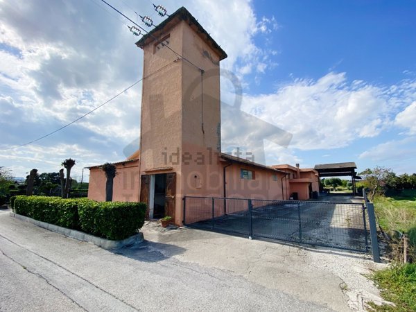 locale commerciale in vendita a Santarcangelo di Romagna in zona San Michele