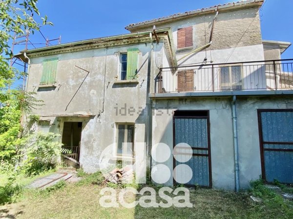 esavano in vendita a Novafeltria in zona Perticara