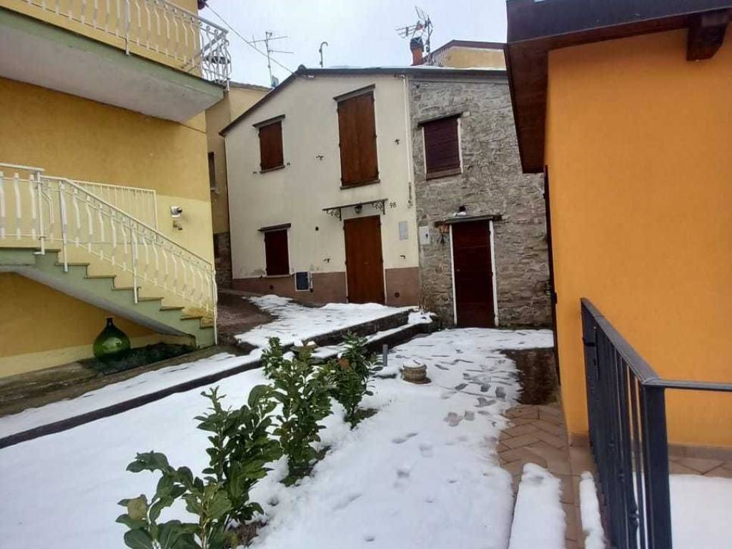 casa indipendente in vendita a Novafeltria in zona Perticara