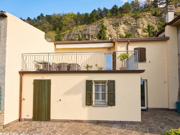casa indipendente in vendita a Novafeltria in zona Perticara
