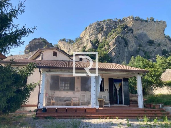 casa indipendente in vendita a Novafeltria in zona Perticara