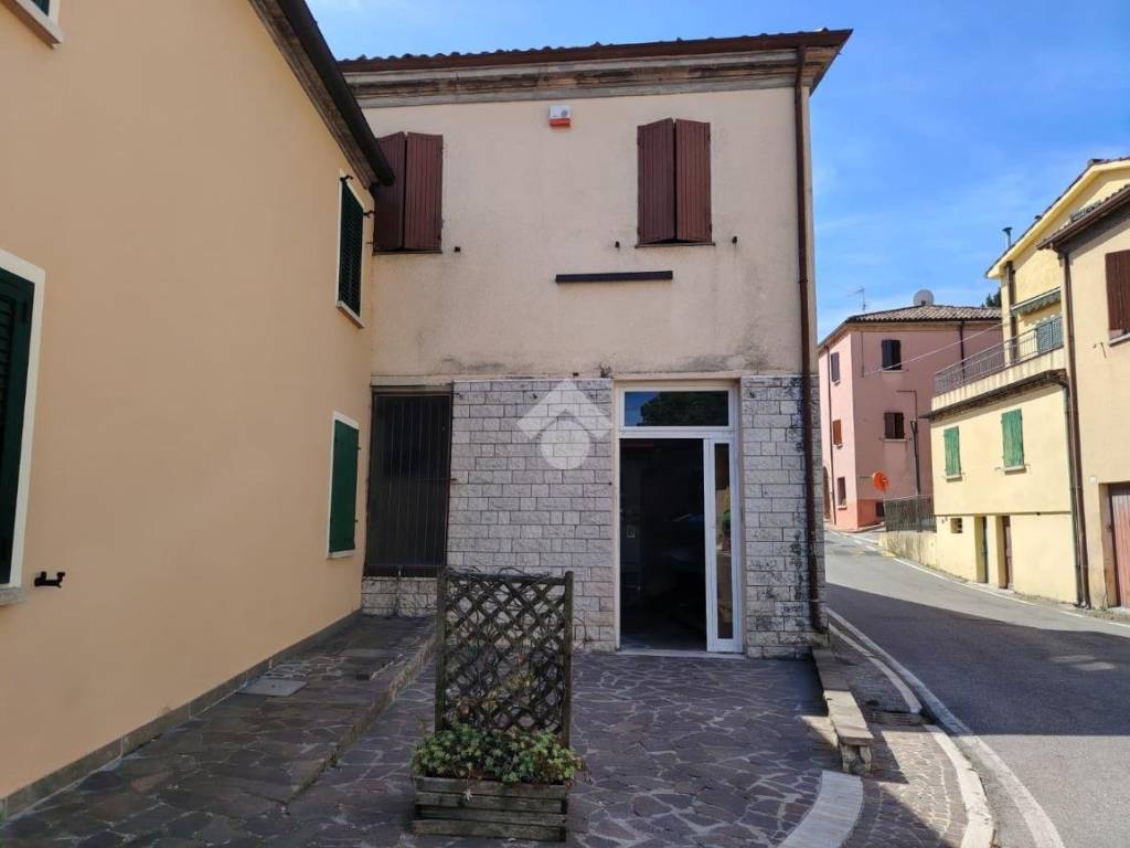 negozio in vendita a Poggio Torriana in zona Torriana