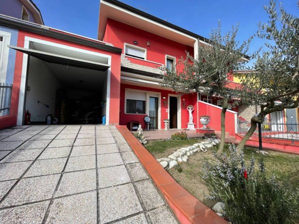 casa indipendente a Montescudo-Monte Colombo in zona Santa Maria del Piano