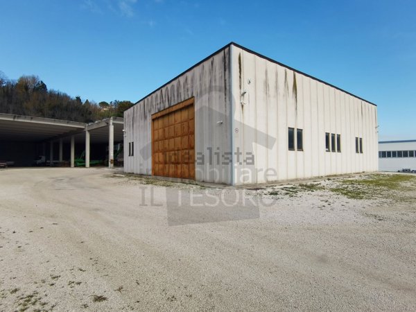 capannone in vendita a Montescudo-Monte Colombo in zona Montescudo