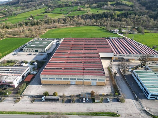 locale commerciale in vendita a Montescudo-Monte Colombo in zona Montescudo