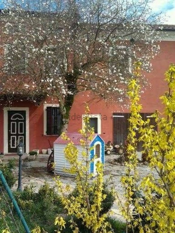 casa semindipendente in vendita ad Alluvioni Piovera in zona Baracconi