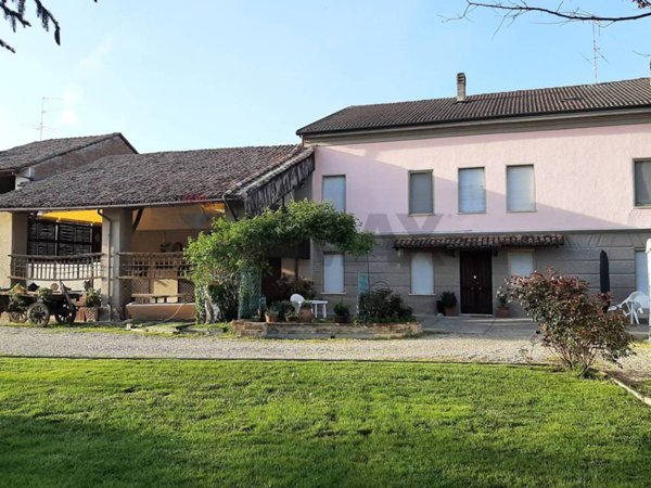 casa indipendente in vendita ad Alluvioni Piovera in zona Alluvioni Cambiò