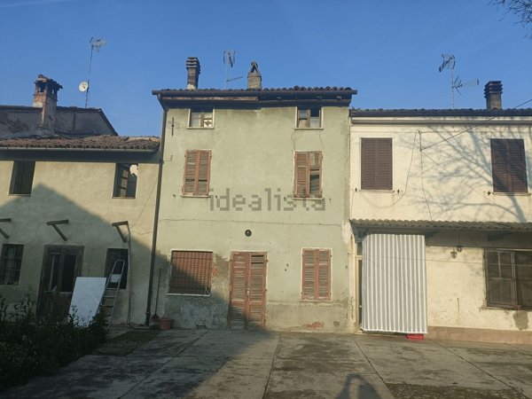 pentavano in vendita ad Alluvioni Piovera in zona Alluvioni Cambiò